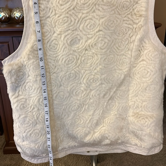 Ladies Faux fur vest - Picture 6 of 6